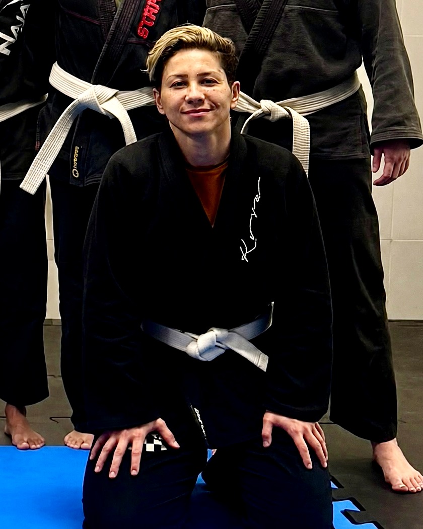 Milena Mamedes treinando jiu-jítsu
